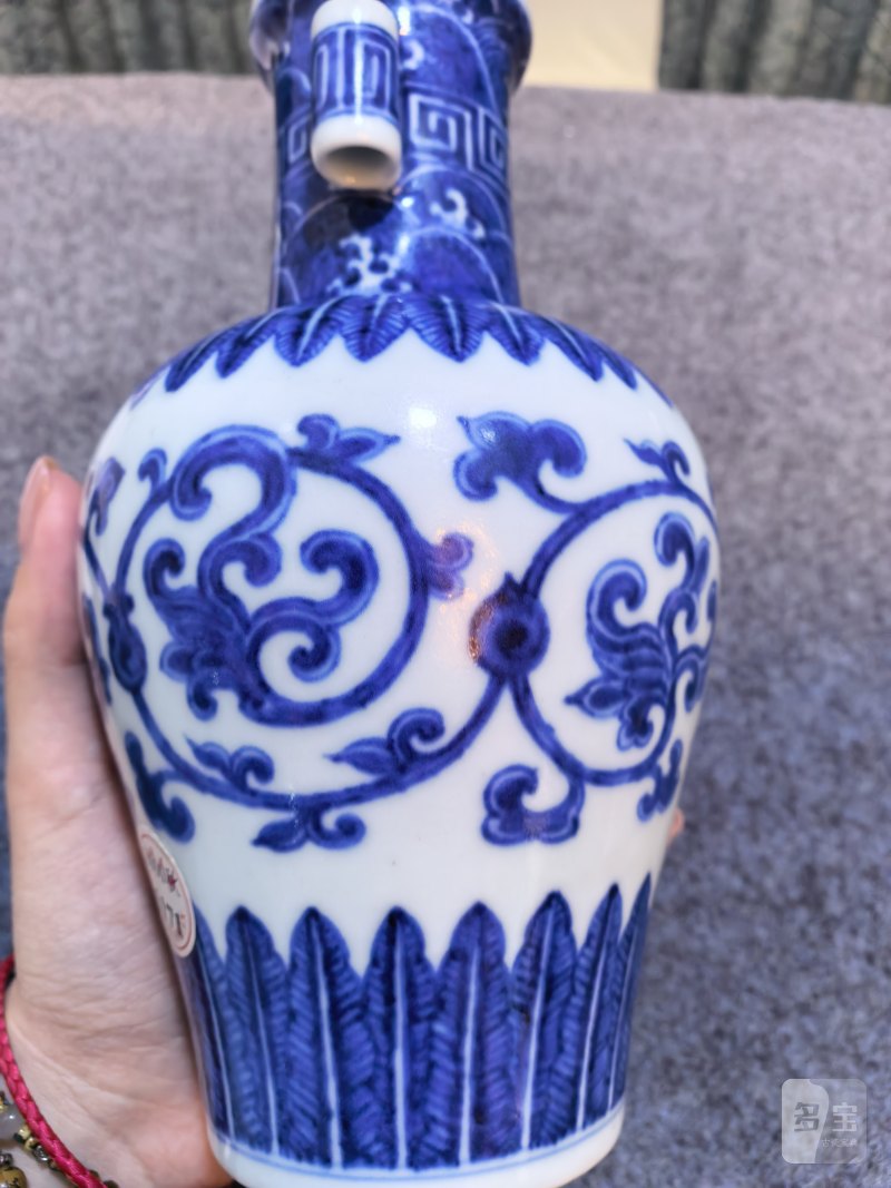 清乾隆 青花缠枝莲贯耳小瓶 - 图3